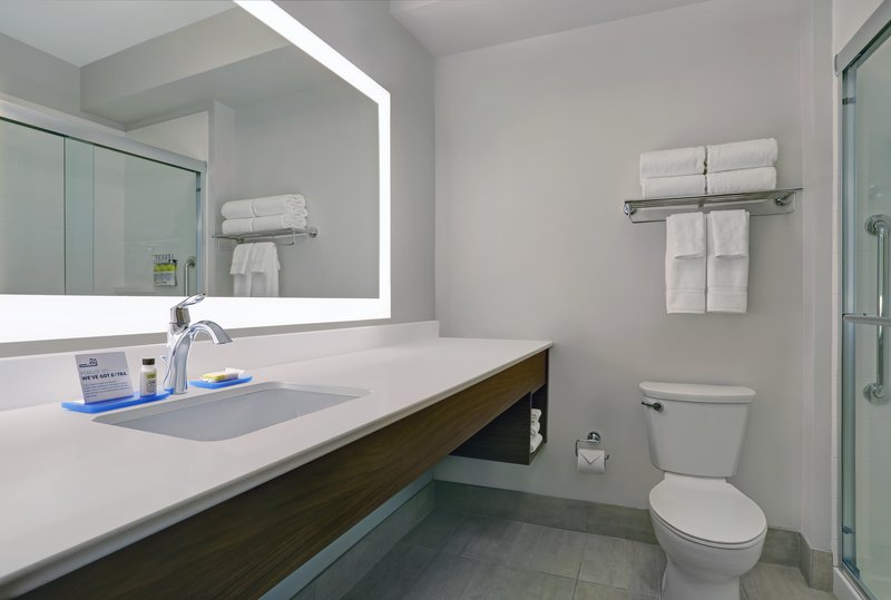 Holiday Inn Express and Suites Lenexa – Overland Park Area