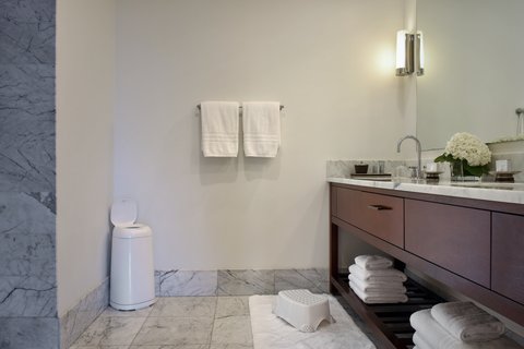 Trump Waikiki Guestroom bathroom