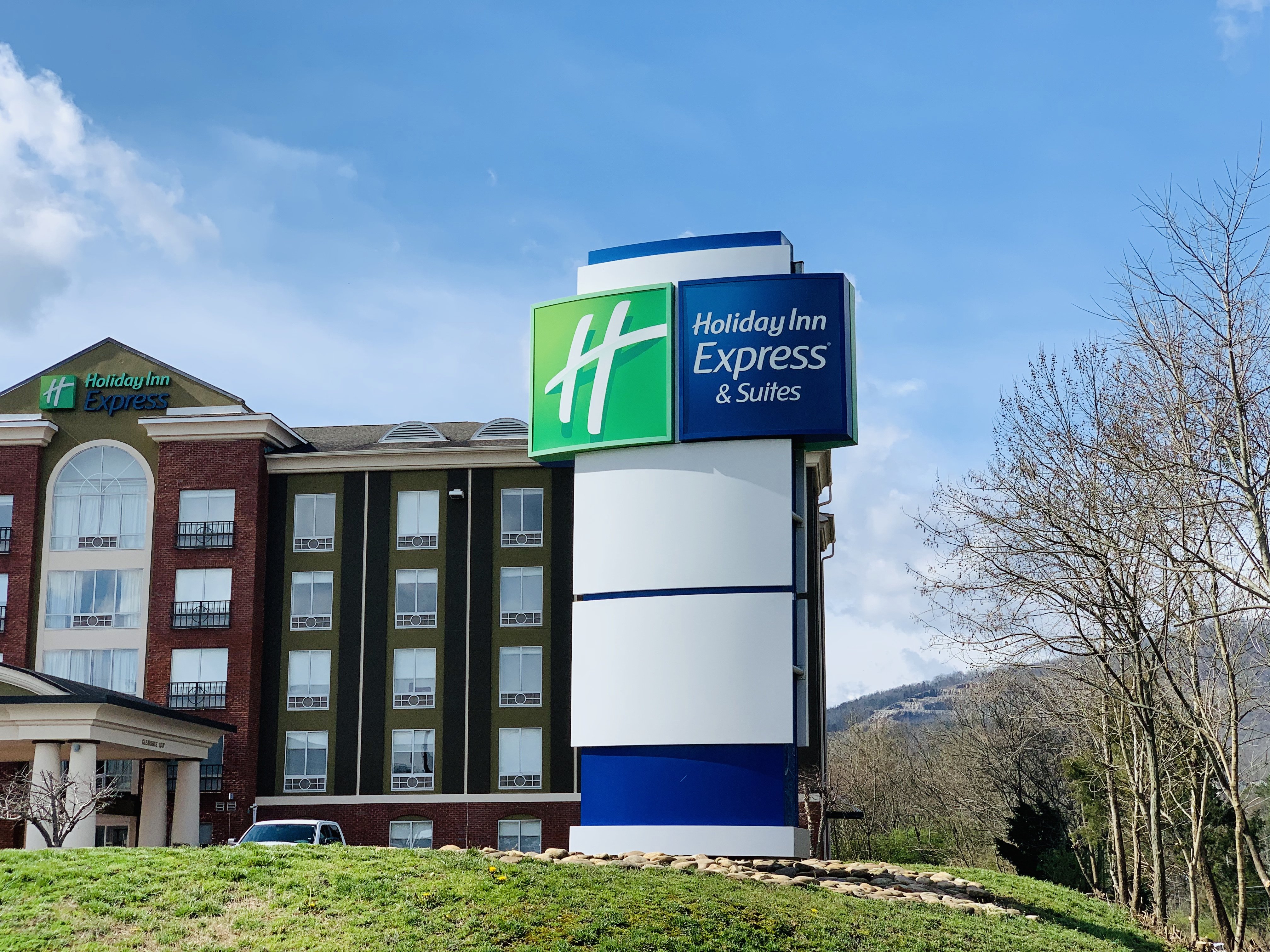 Holiday Inn Express Hotel & Suites