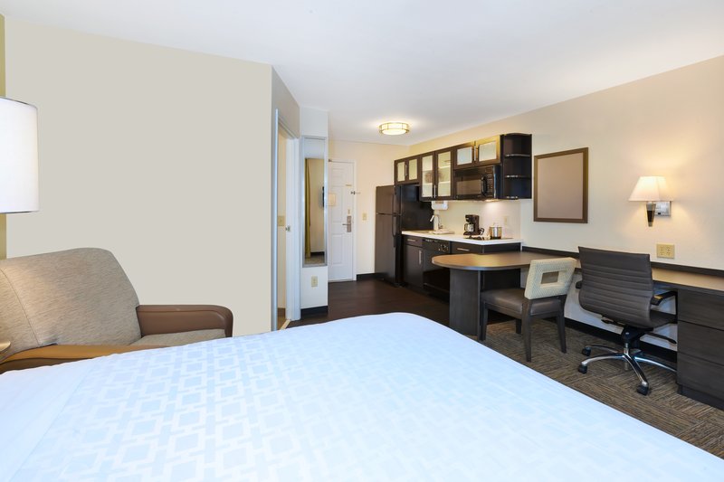 CANDLEWOOD SUITES POLARIS