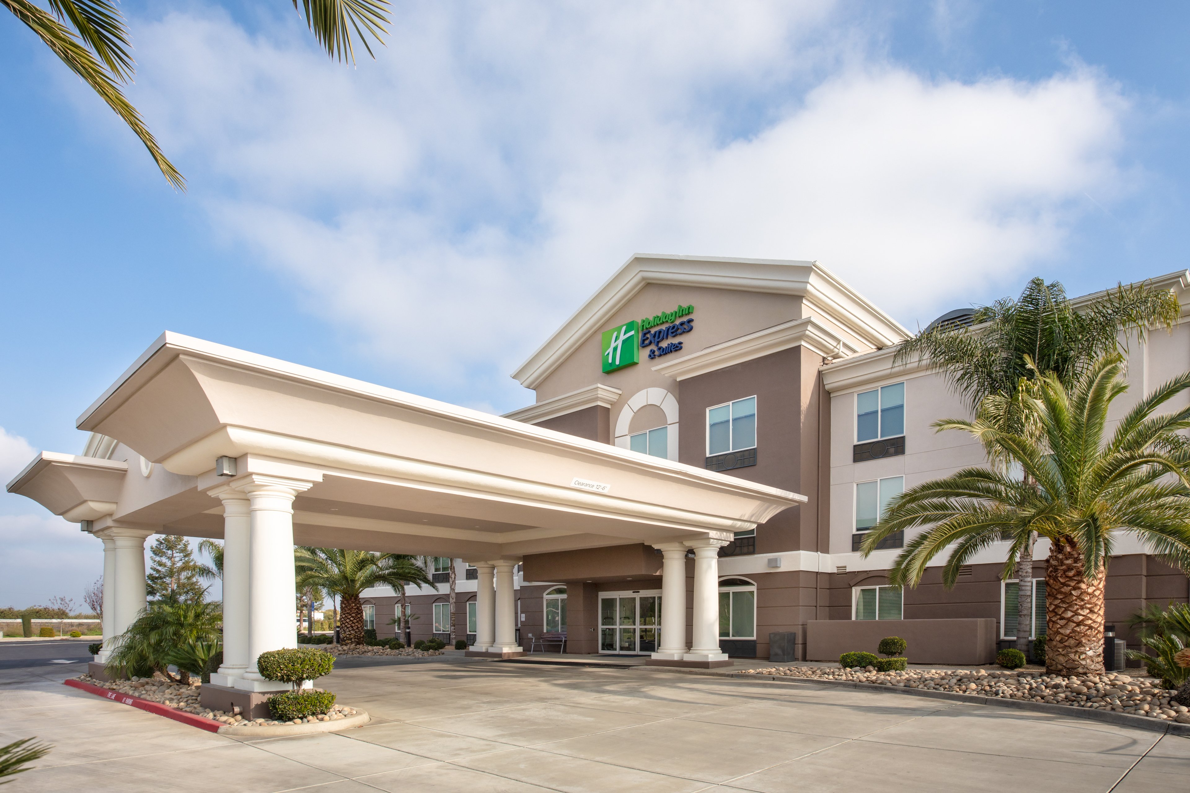 Holiday Inn Express Hotel & Suites