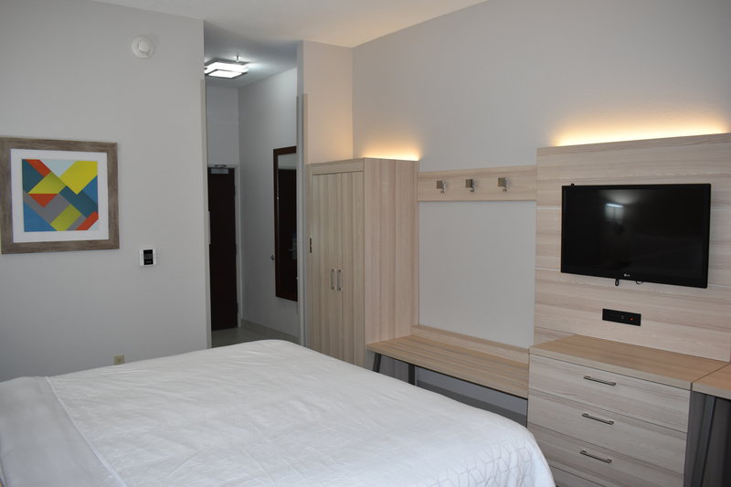HOLIDAY INN EXP STE MCPHERSON