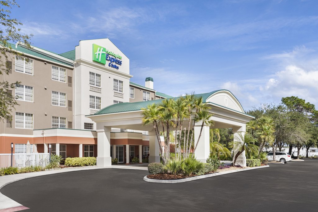 Welcome to the Holiday Inn Express & Suites Sarasota East