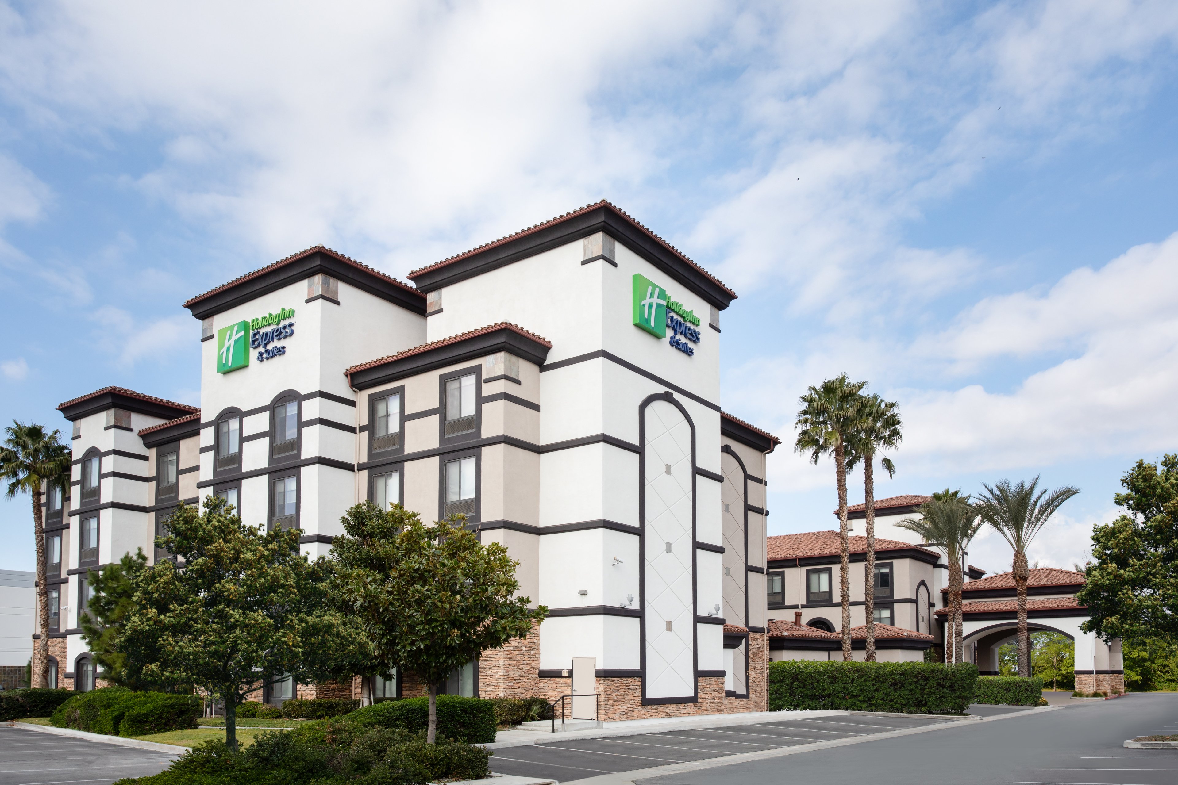 Holiday Inn Express & Suites Airport