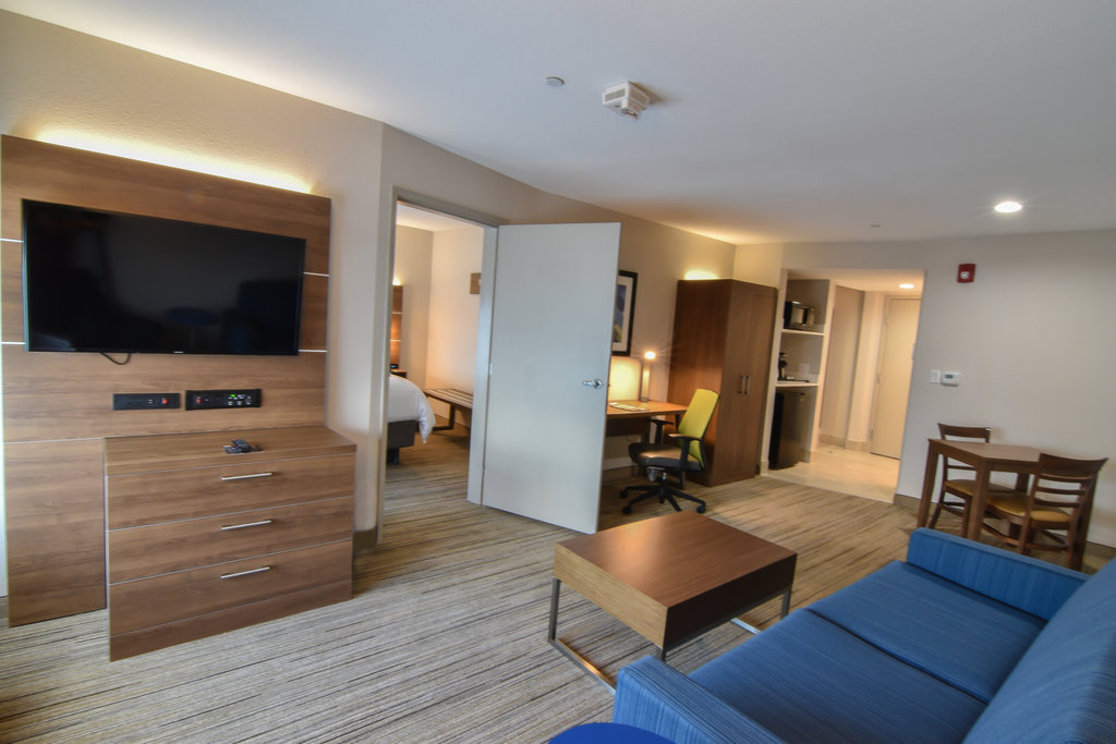 Holiday Inn Express & Suites INDIANAPOLIS NORTHWEST Room Type - 1 King Suite Comm Access Tub