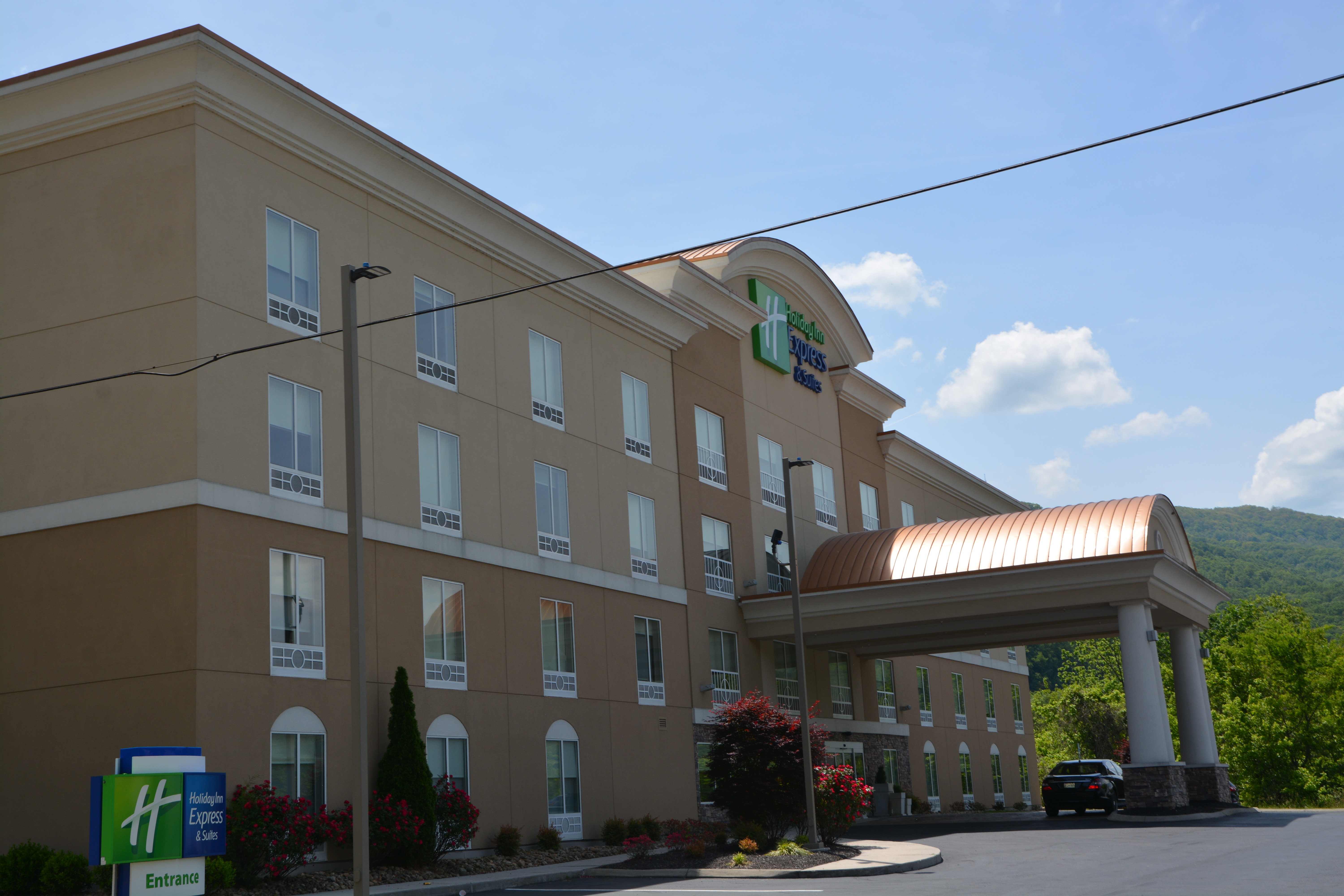 Holiday Inn Express Suites Caryville