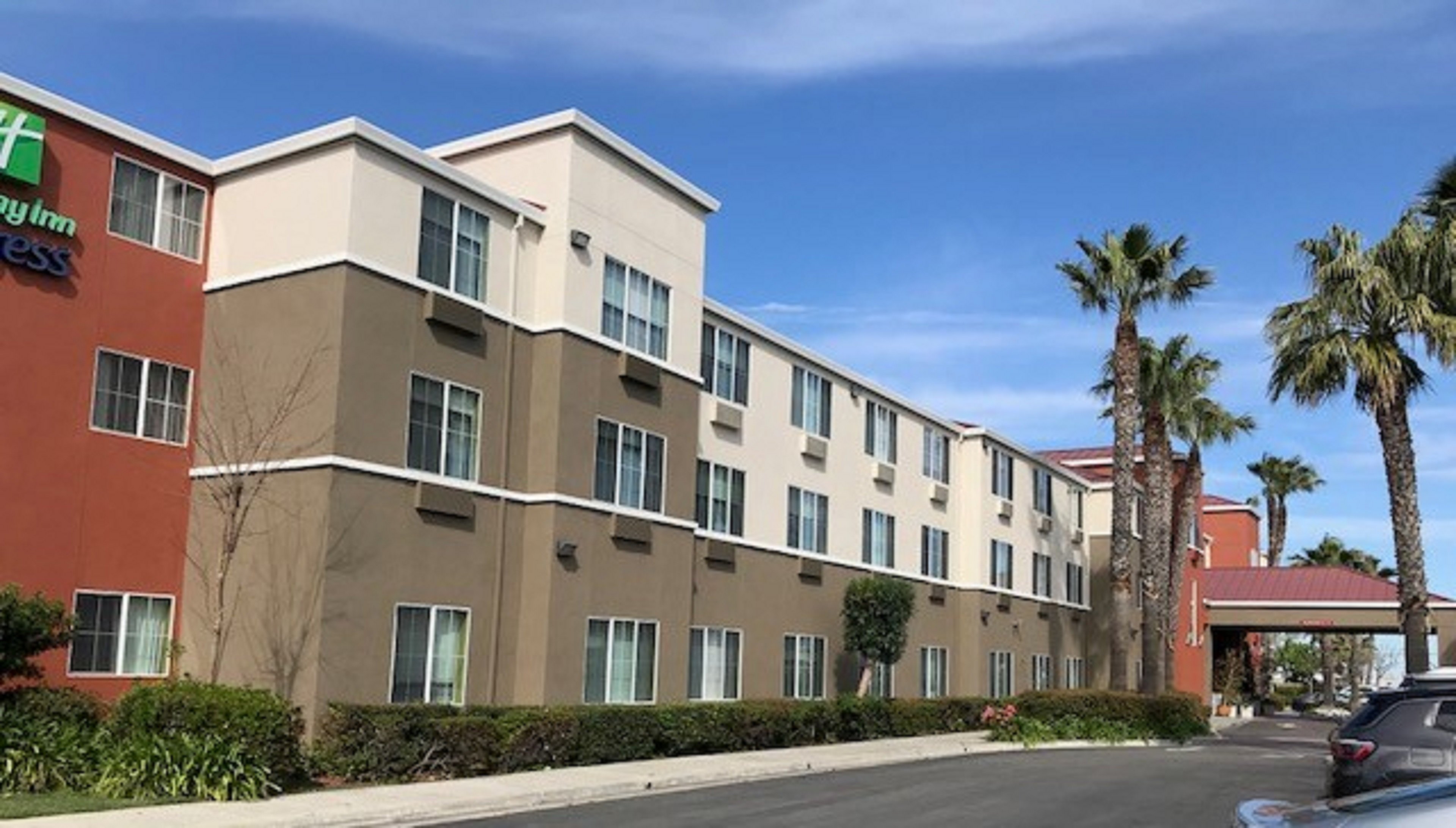 Holiday Inn Express Hotel & Suites