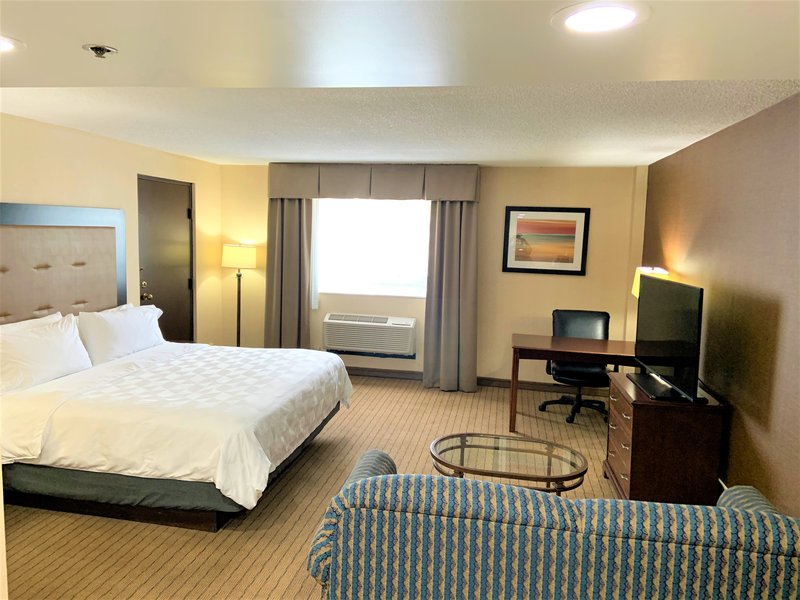 1 KING BED FEATURE NONSMOKING