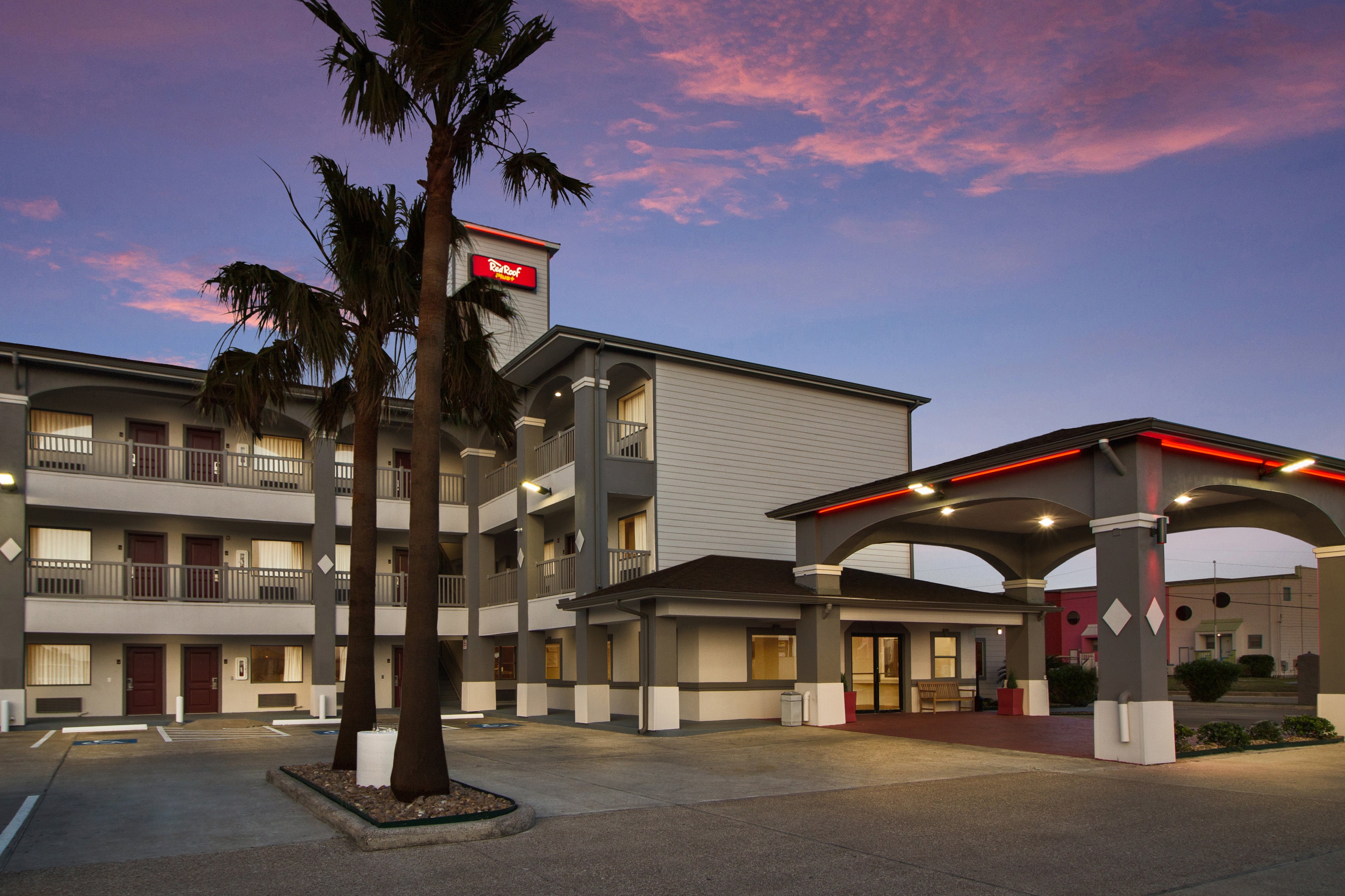 Red Roof PLUS+ Galveston - Beachfront