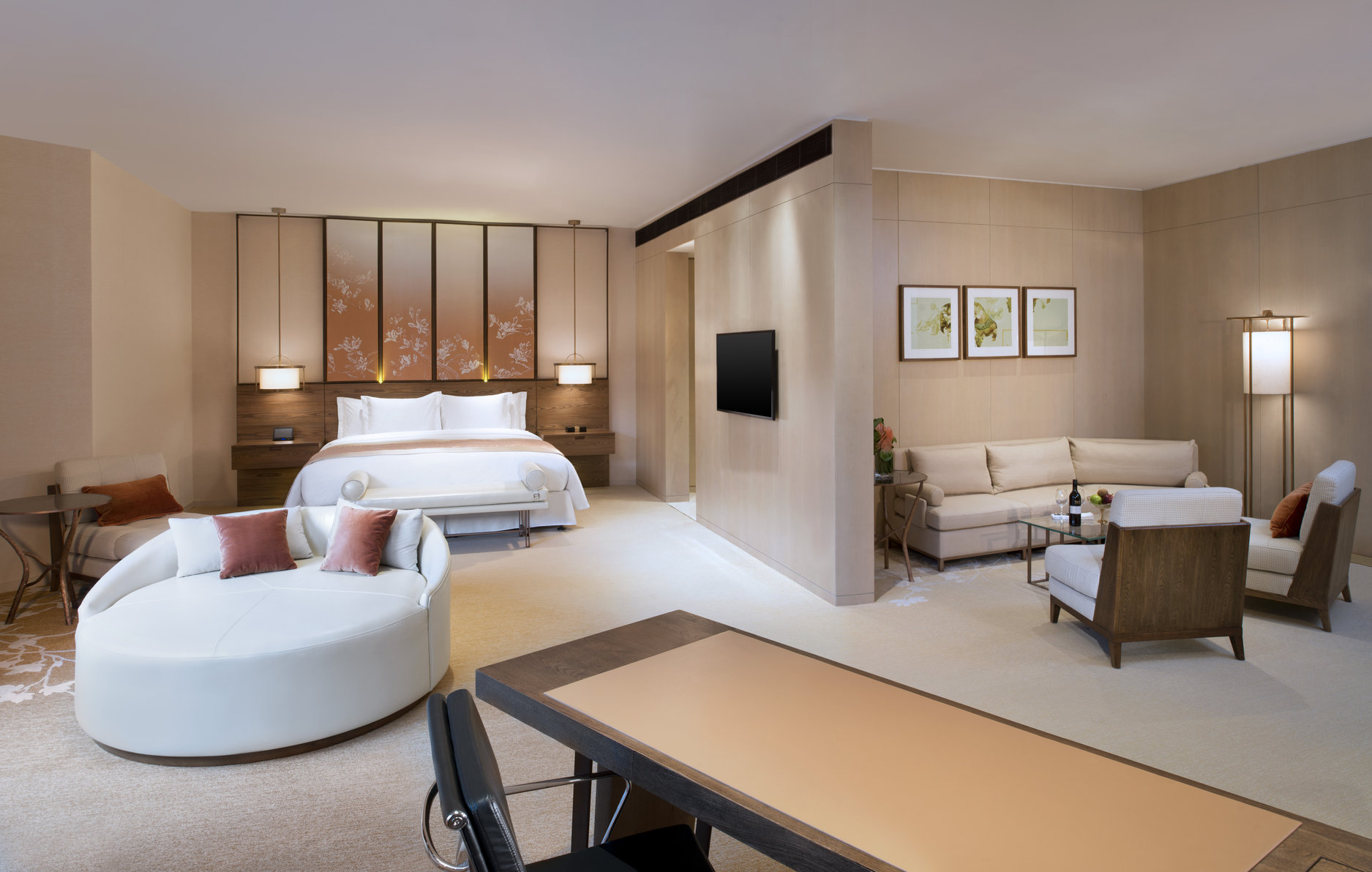 HUALUXE Shanghai Twelve At Hengshan Room Type - 1 King Bed Deluxe STE with Round Daybed