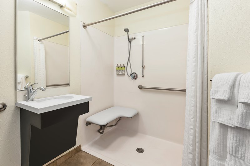 1 QUEEN BED STUDIO SUITE WC NONSMOKING