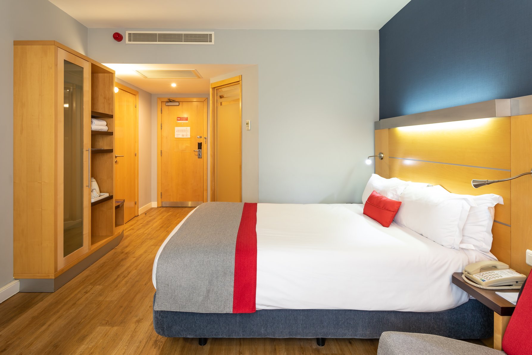 Holiday Inn Express Lisbon - Oeiras Room Type - Standard Room with Free Breakfast Holiday Inn Express Lisbon - Oeiras Room Type - Standard Room with Free Breakfast