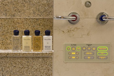 Oscar_de_la_Renta_in_bathroom.jpg