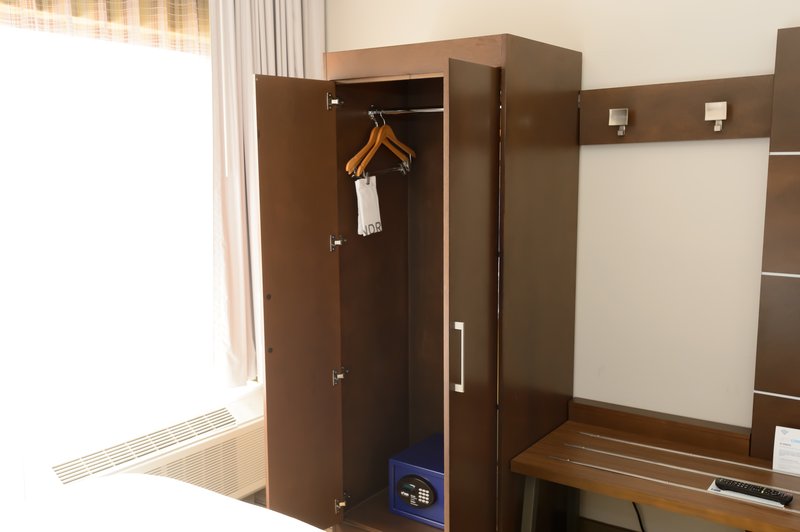 HOLIDAY INN EXP HILLSBOROUGH