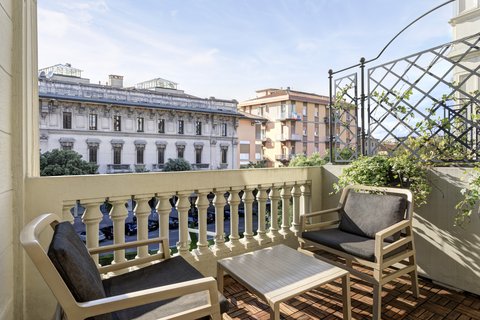 Stardard Room with queen bed and romantic terrace with city view.