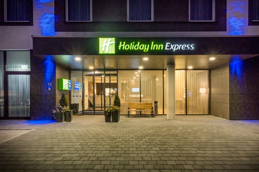 A warm welcome awaits at Holiday Inn Express Friedrichshafen.