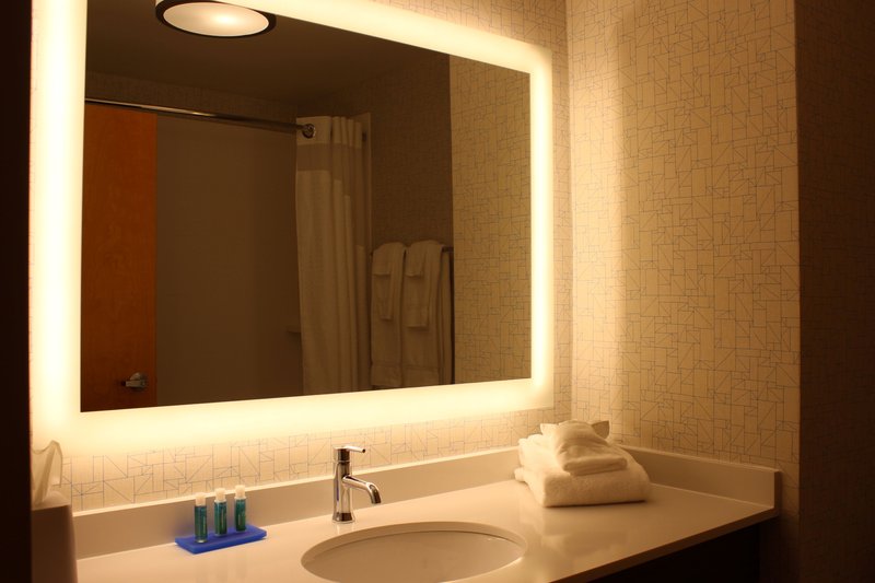 HOLIDAY INN EXP FOREST CITY