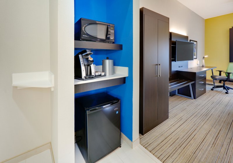 HOLIDAY INN EXP STES CLEBURNE