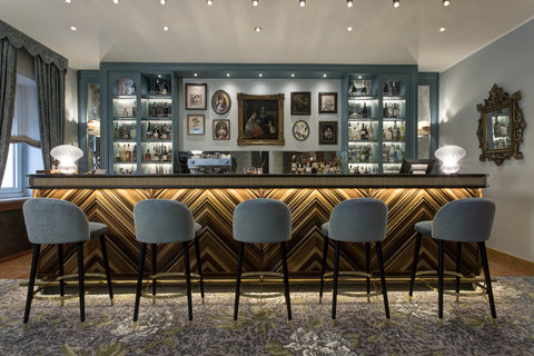 A stylish bar counter where to enjoy refined cocktails & drinks.