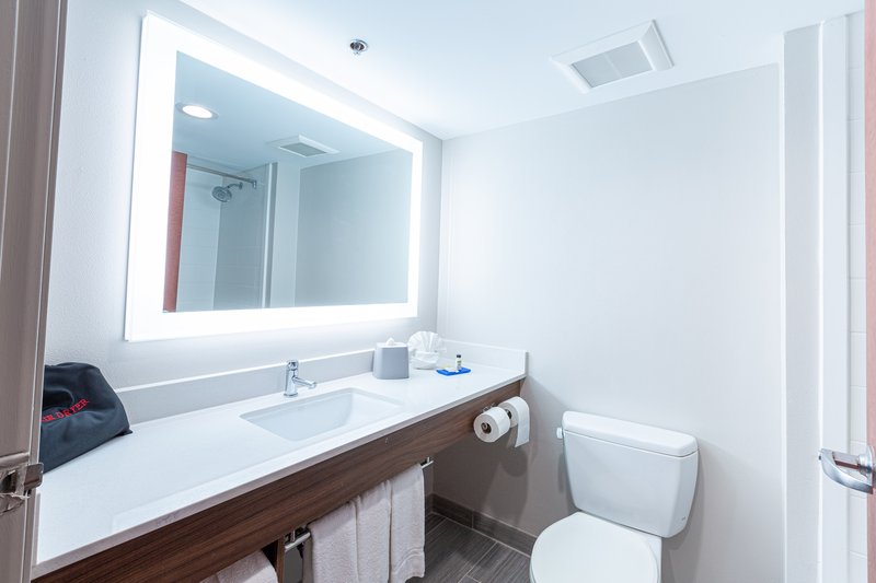 Holiday Inn Express and Suites Arlington North – Stadium Area