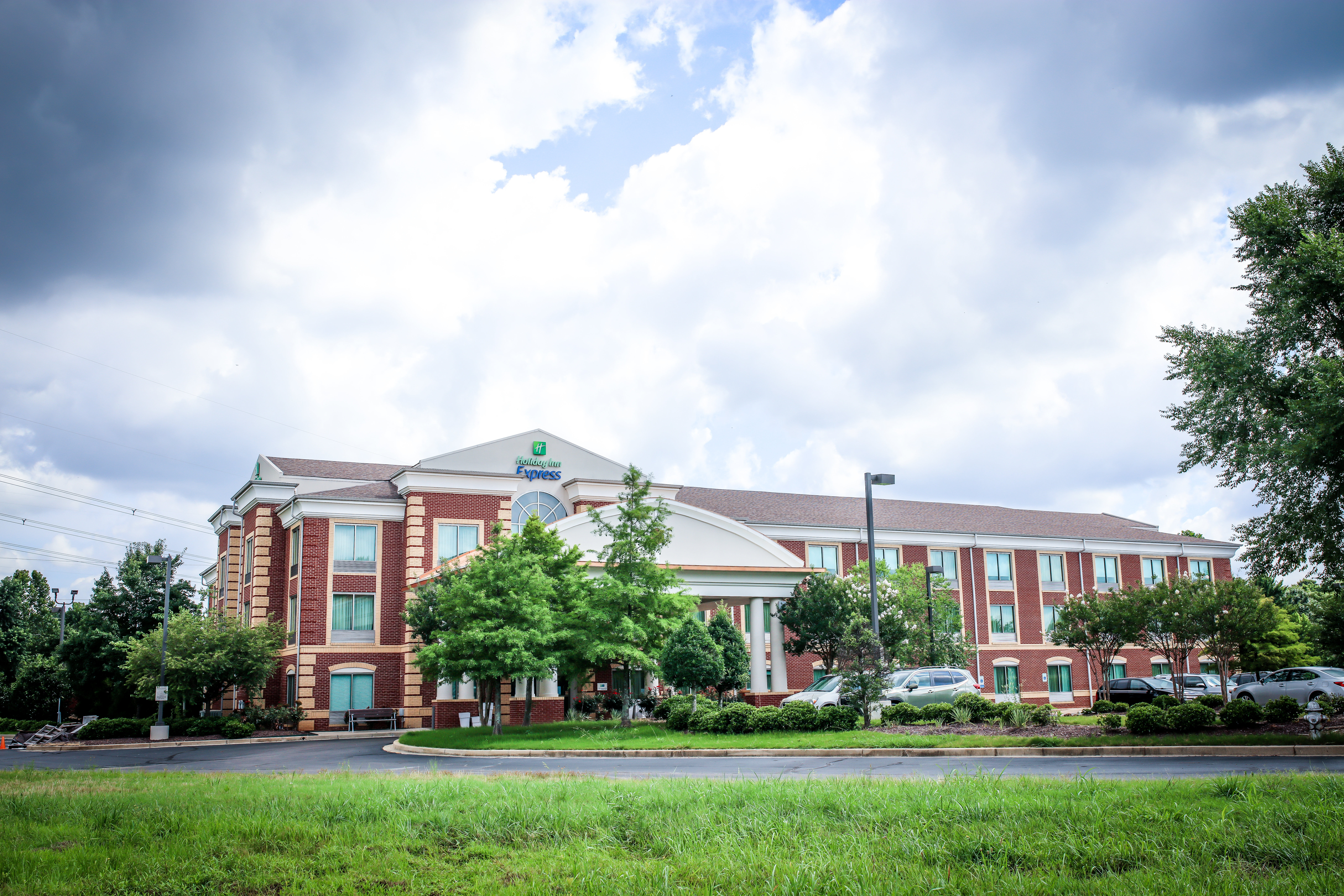Holiday Inn Express Hotel & Suites
