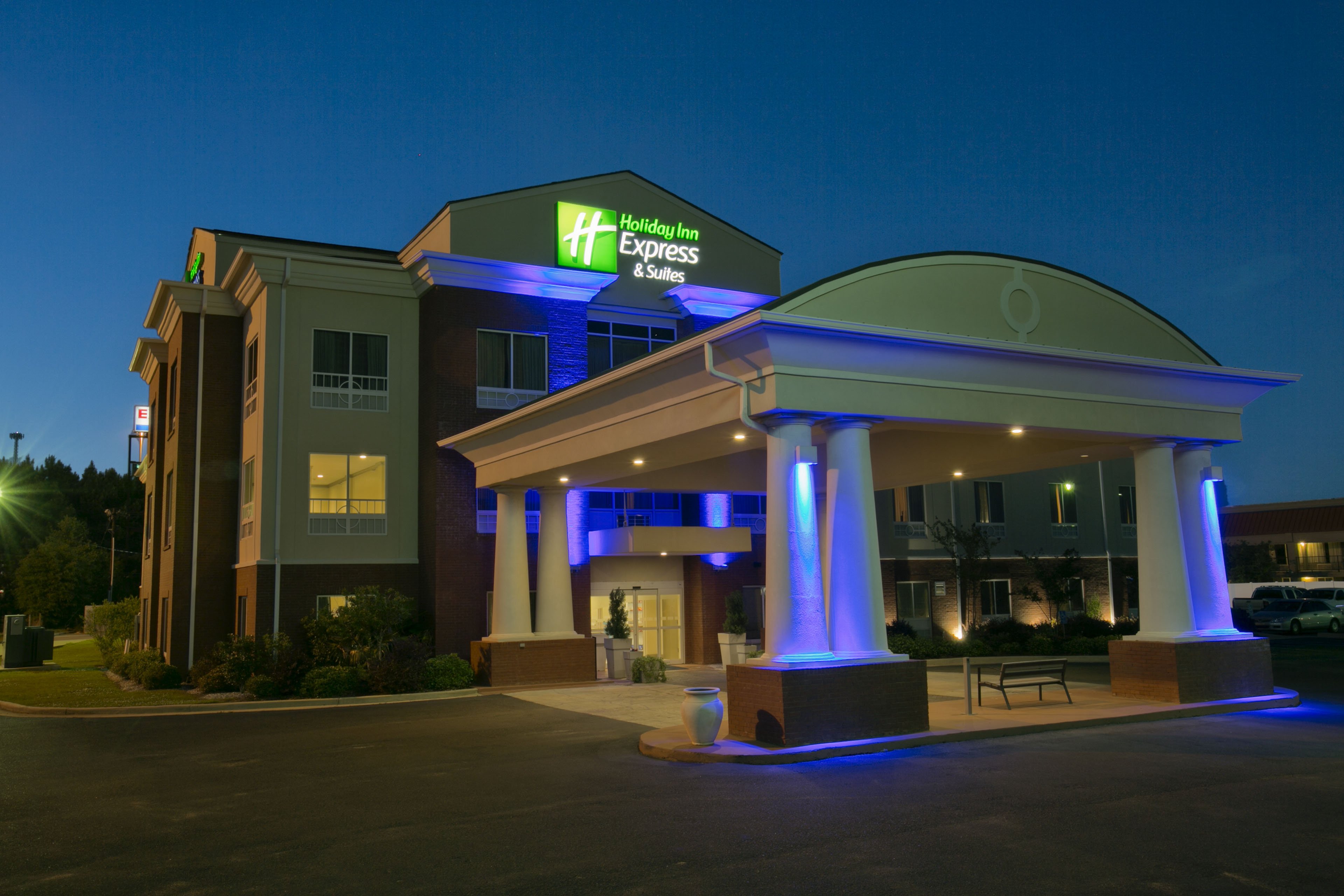 Holiday Inn Express Hotel & Suites