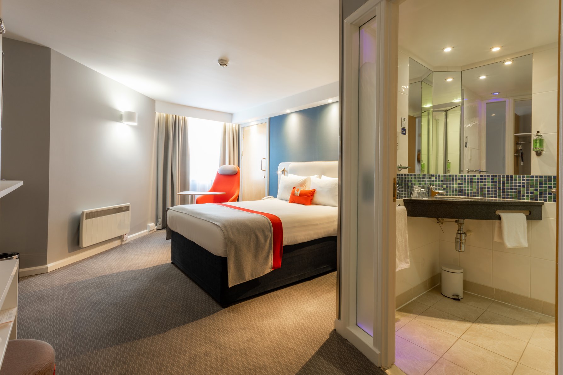 Holiday Inn Express Glasgow Theatreland Room Type - 1 Double Standard with Free Hot Breakfast