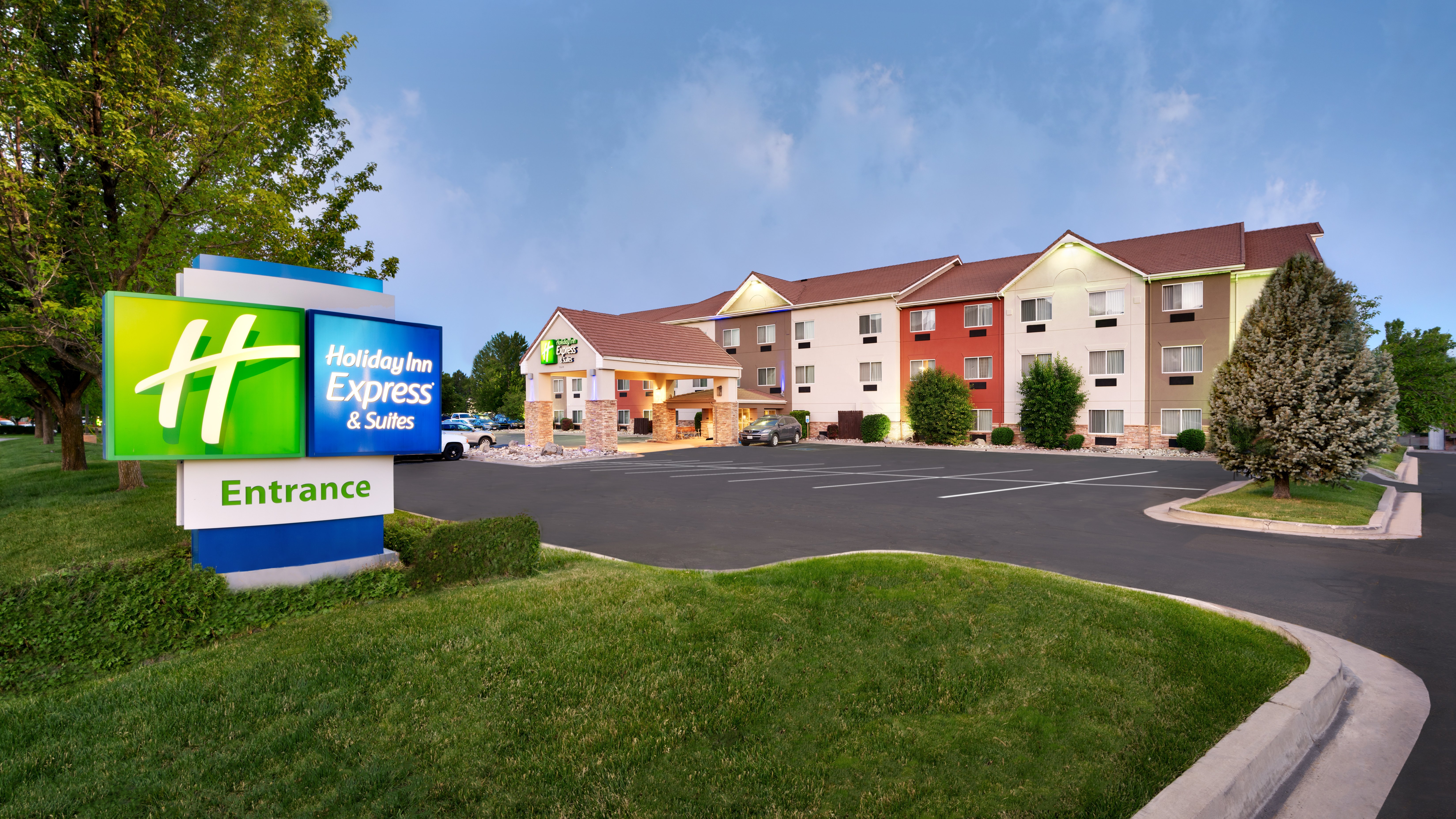 Holiday Inn Express Hotel & Suites