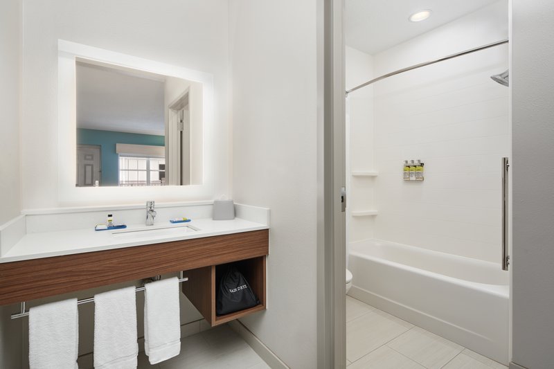 Holiday Inn Express – Military Building 6007
