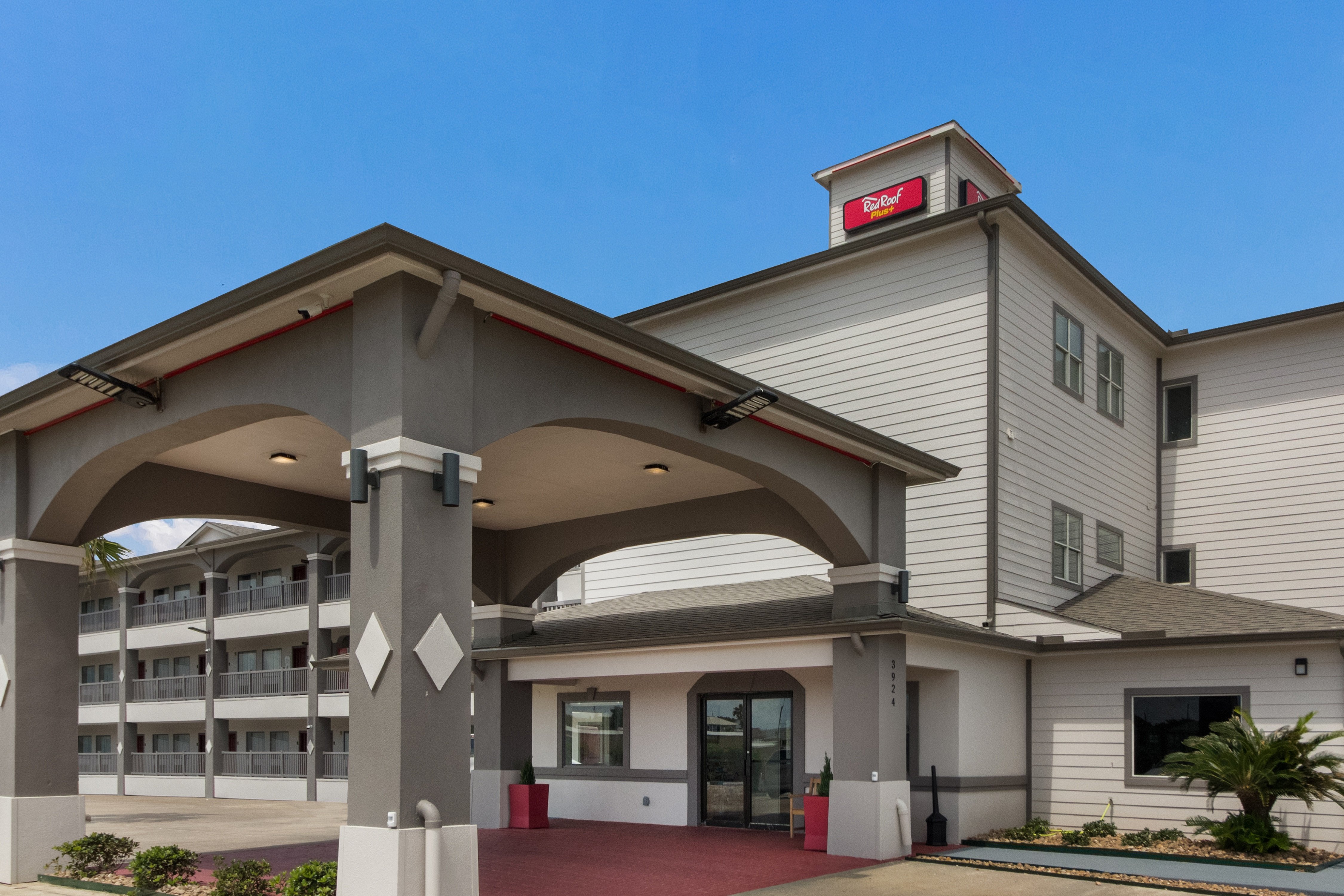 Red Roof PLUS+ Galveston - Beachfront