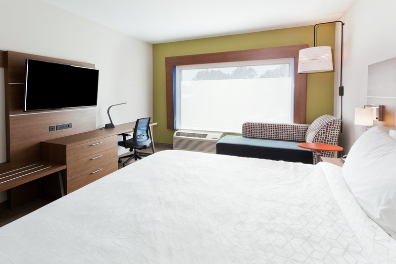 Holiday Inn Express and Suites Fayetteville