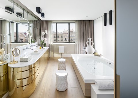 50.Mandarin Oriental, Barcelona - Penthouse Master Bedroom Bathroom.jpg