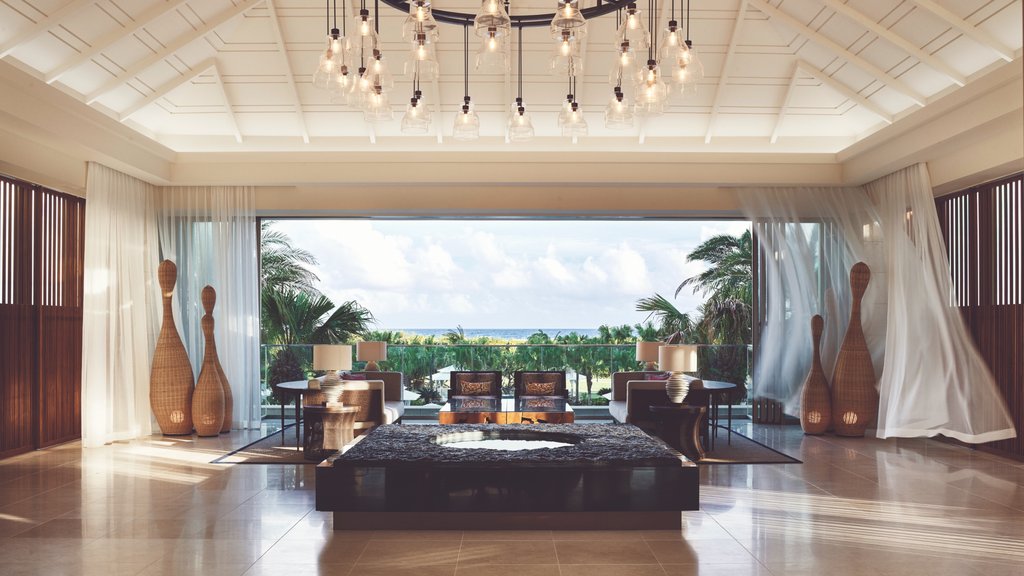 Entrance hall with a panoramic view of the sea and garden