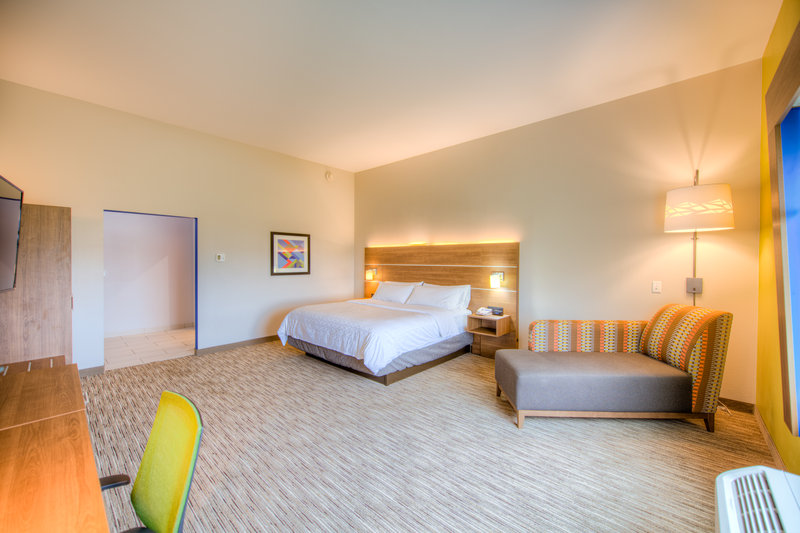 Holiday Inn Express and Suites Remington