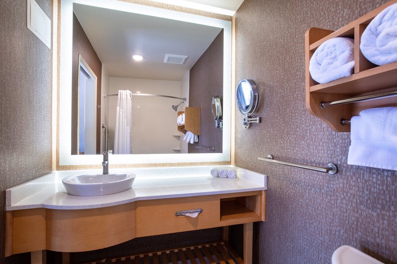 HOLIDAY INN EXP MONTEREY