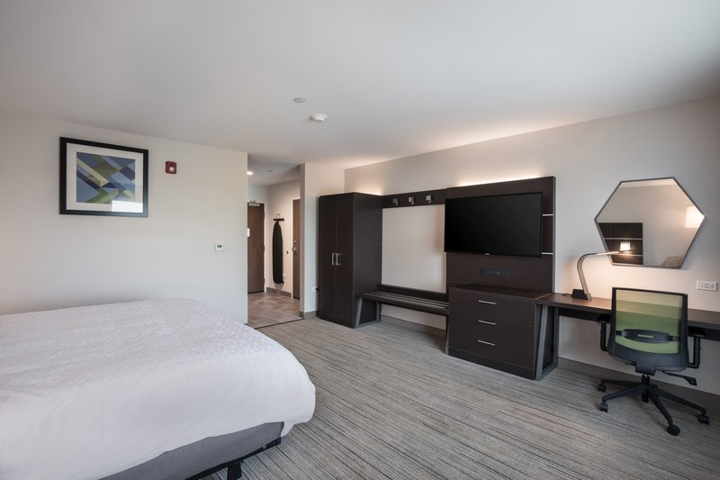 Holiday Inn Express and Suites Chicago – Hoffman Estates