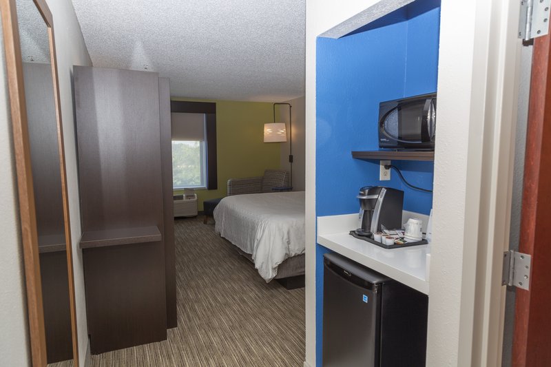 HOLIDAY INN EXPRESS CLAYTON