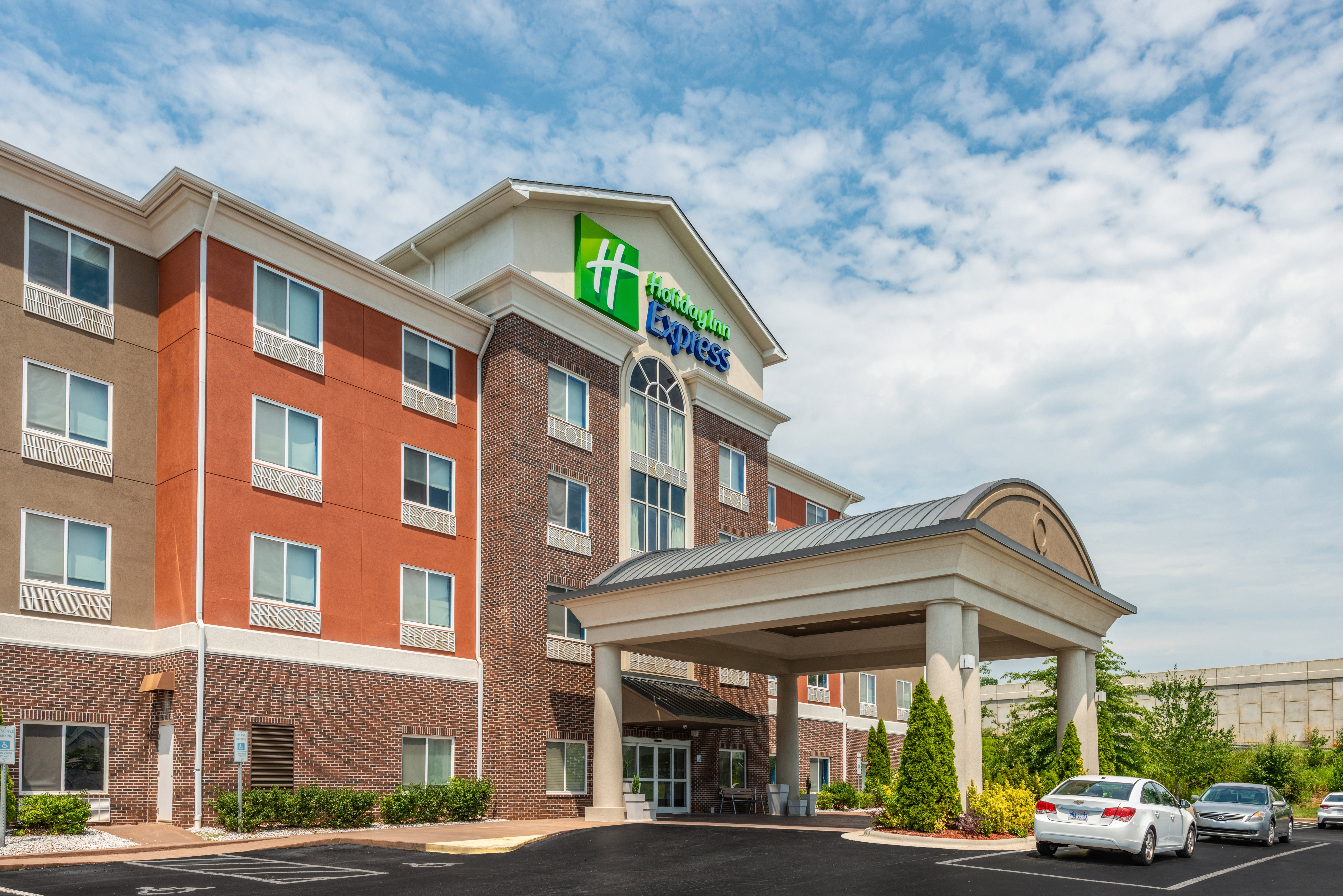 Holiday Inn Express Hotel & Suites