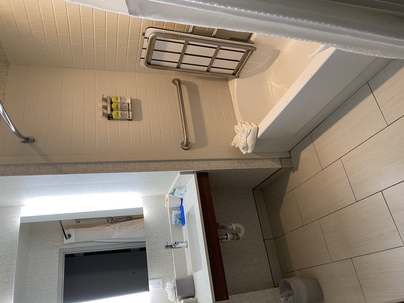 KING MOBILITY ACCESSIBLE TUB NONSMOKING