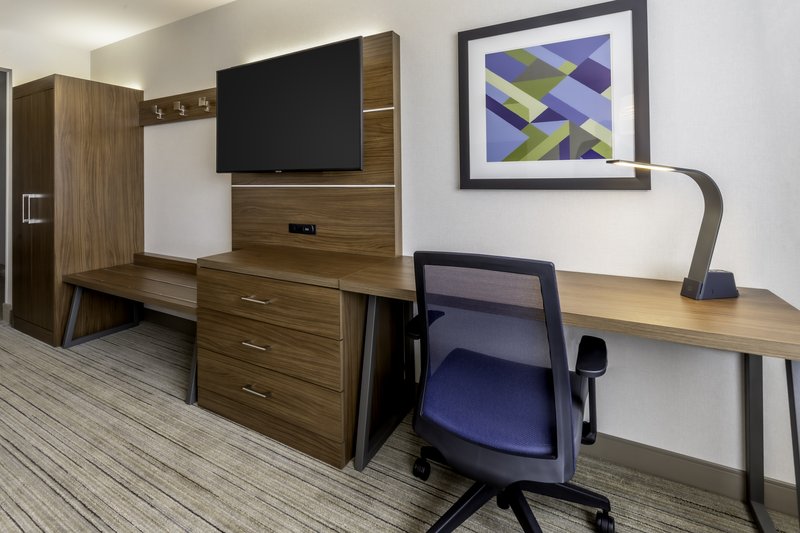 Holiday Inn Express and Suites Milwaukee – West Allis