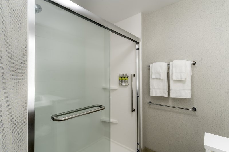 Holiday Inn Express and Suites Milwaukee – West Allis