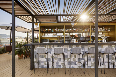 Disfrute de una bebida refrescante en la Terraza de Vivi