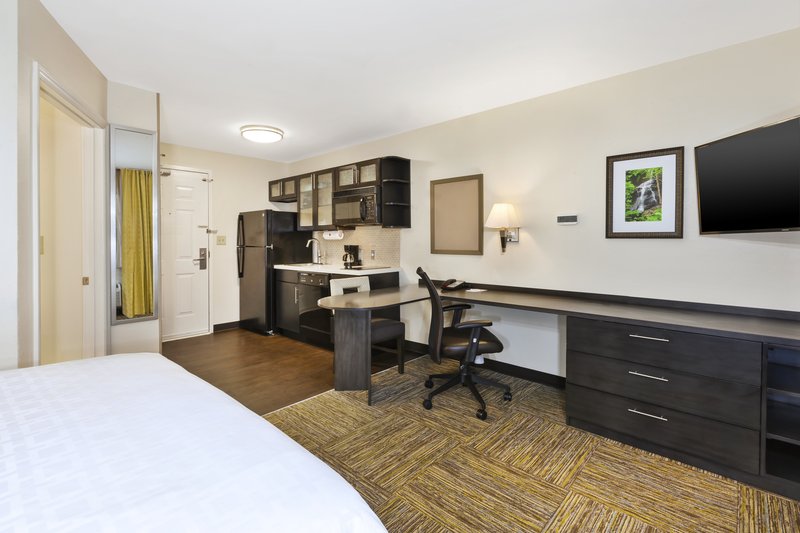 CANDLEWOOD SUITES HUNTERSVILLE