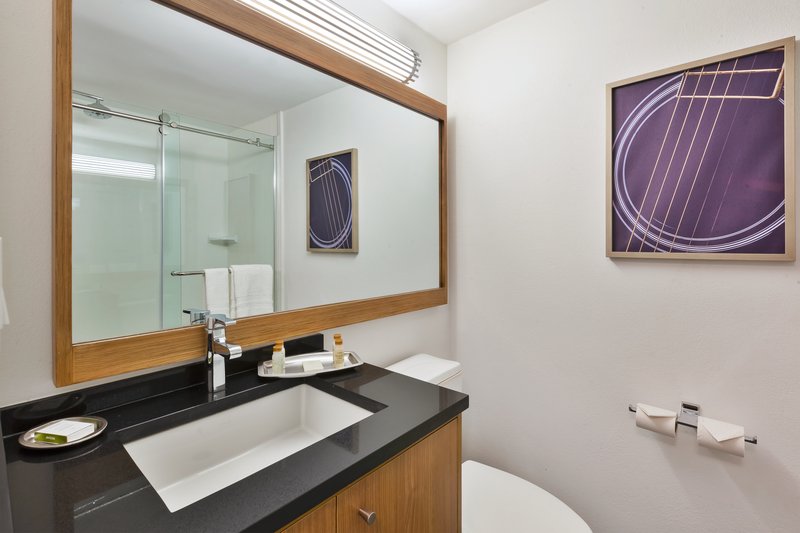 HOLIDAY INN EXPRESS DOWNTOWN