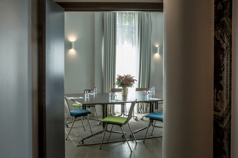 Pour un moment cr&eacute;atif r&eacute;servez notre salle de r&eacute;union Studio