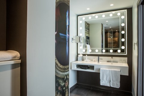 La salle de bain de style spa vous fera vous sentir comme une star