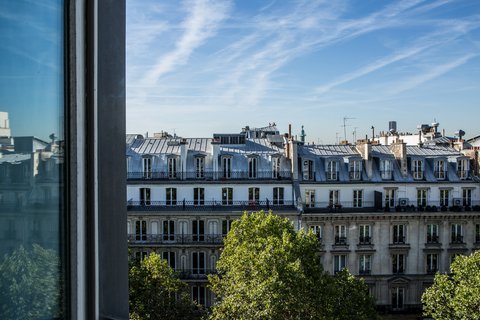 Profitez de la vue impressionnante sur les toits de Paris