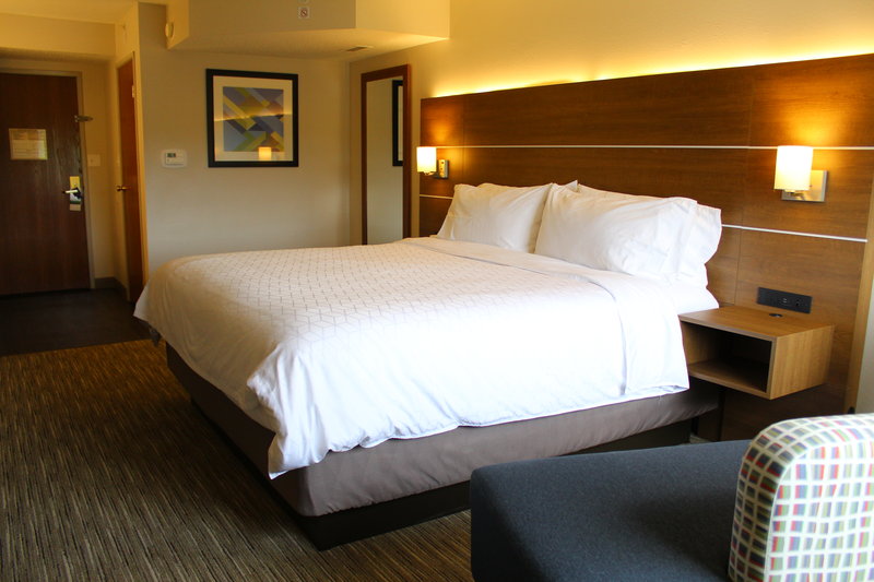 HOLIDAY INN EXPRESS DELMONT