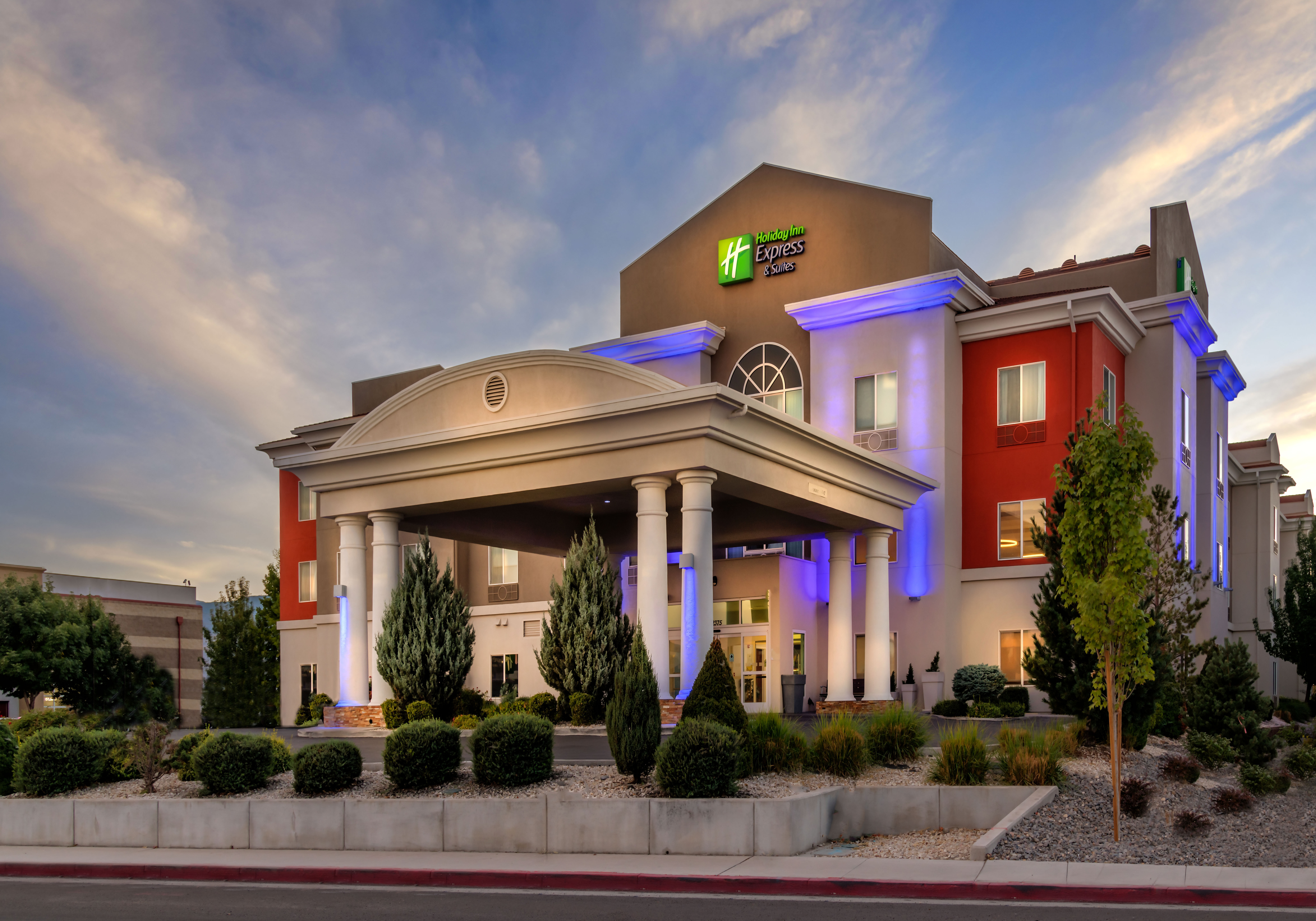 Holiday Inn Express Hotel & Suites