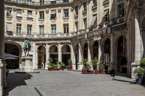 Nous sommes situés à côté du Théatre Edouard VII